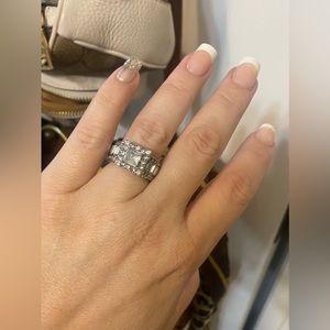 💰2/$10 Ring silver and rhinestones size 7 costume jewelry